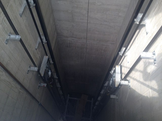Vano ascensore in cemento armato durante i lavori di installazione a Parma